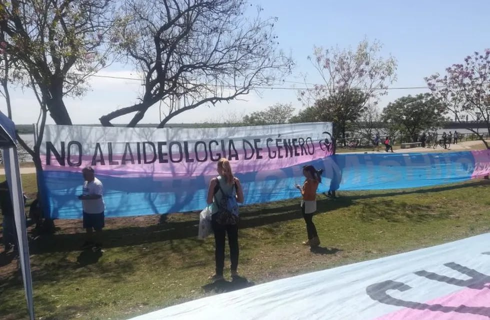 La protesta se llevó a cabo cerca de la zona de Oroño y el río. (@epaulonlgbt)
