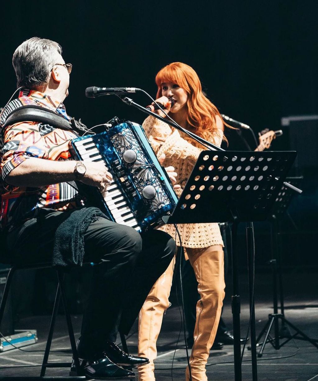 Flor Vigna cantando con Los Palmeras.