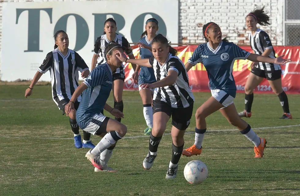 Fútbol femenino: Independiente y Gimnasia es el clásico del Parque. 
Foto: Orlando Pelichotti  / Los Andes