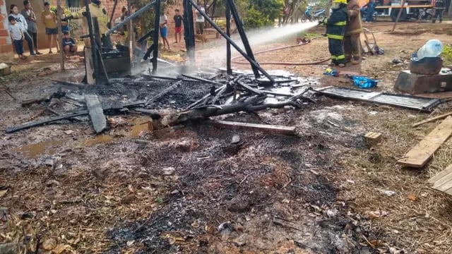 Incendio consumió completamente la casa y todas las pertenencias de una familia en Iguazú