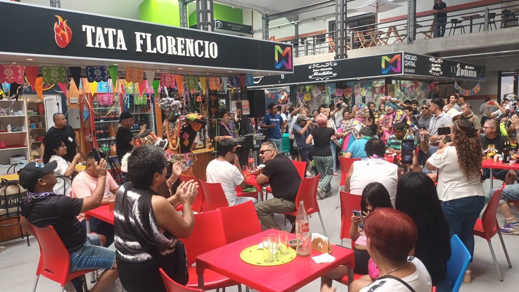 Disfrazados de la comparsa tilcareña "Los Pecha Pecha" animaron el festejo en el  mercado municipal "6 de Agosto" de San Salvador de Jujuy.