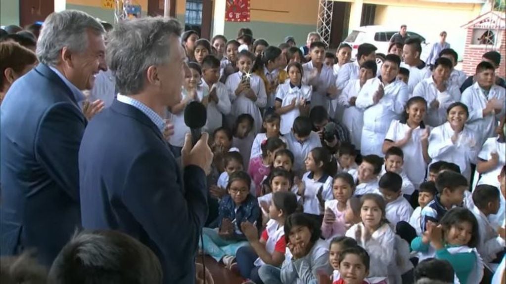 El presidente Macri improvisó su mensaje ante la comunidad educativa de la escuela en Santa Clara.