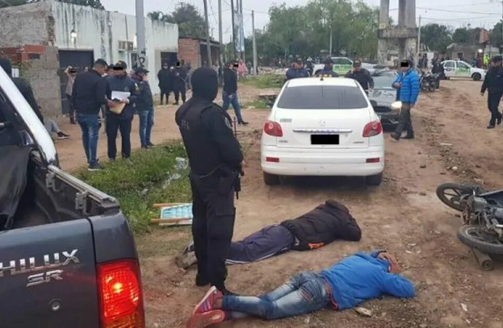 Operativo antinarco en Corrientes dejó ocho detenidos y un agente herido.