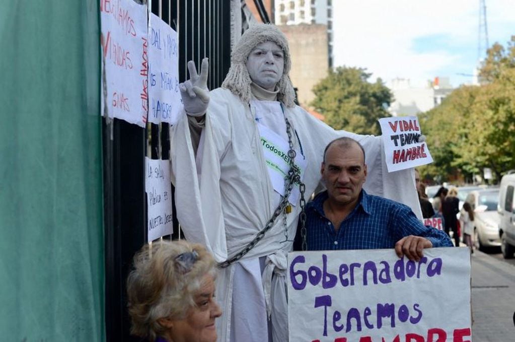 Vecinos acompañan a la estatua platense que protesta contra el Gobierno (0221).