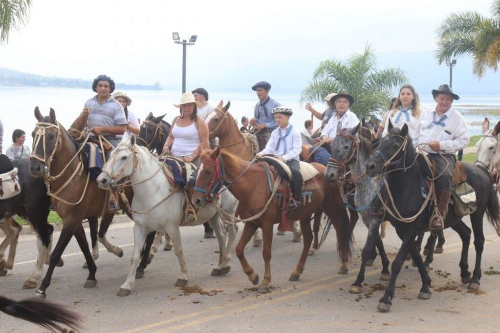 Más de 1100 personas dieron inicio a la "Cabalgata Brocheriana" desde Carlos Paz. (Foto: Municipal).