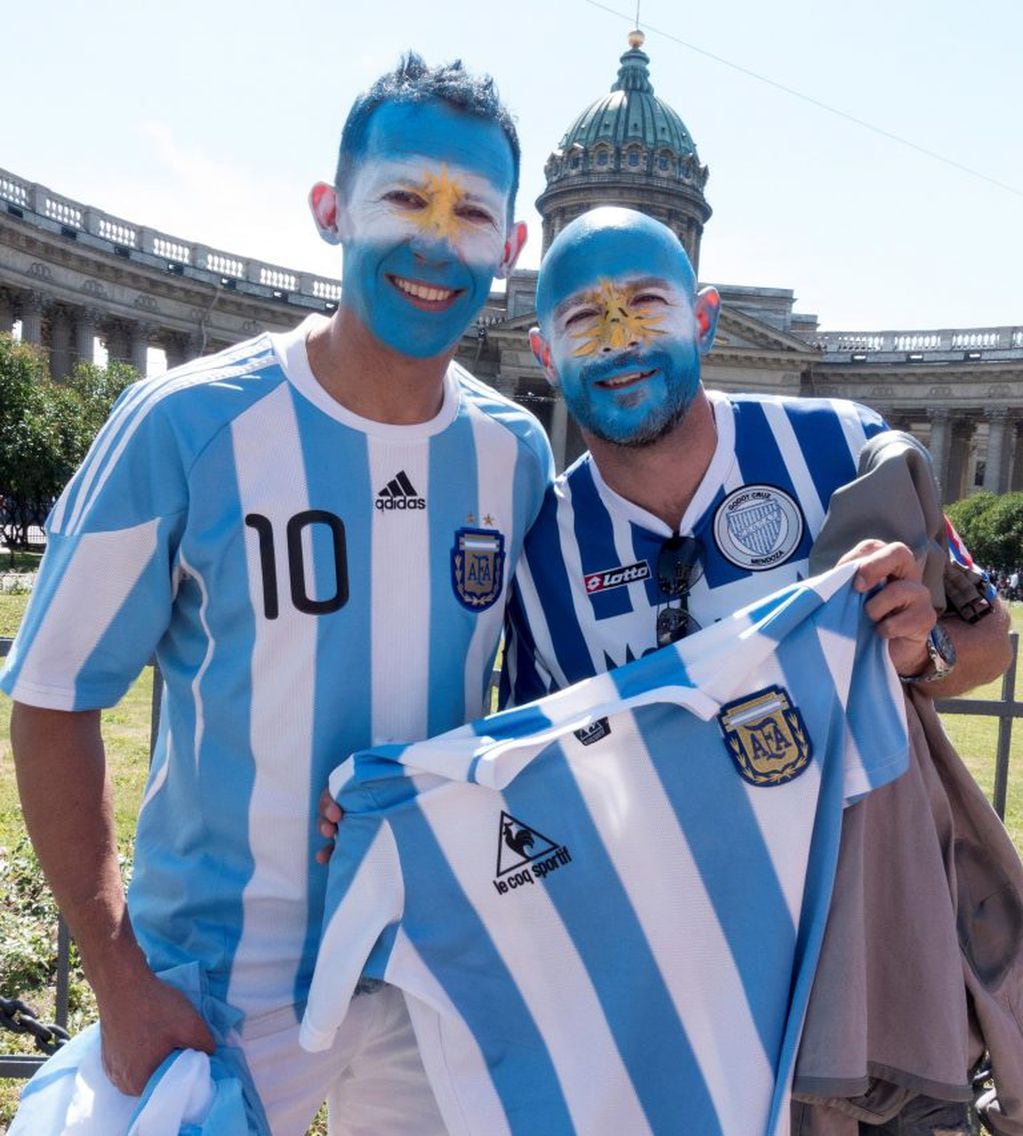 Hinchas argentinos antes del encuentro ante Nigeria (Foto: Juan Herrero/EFE)