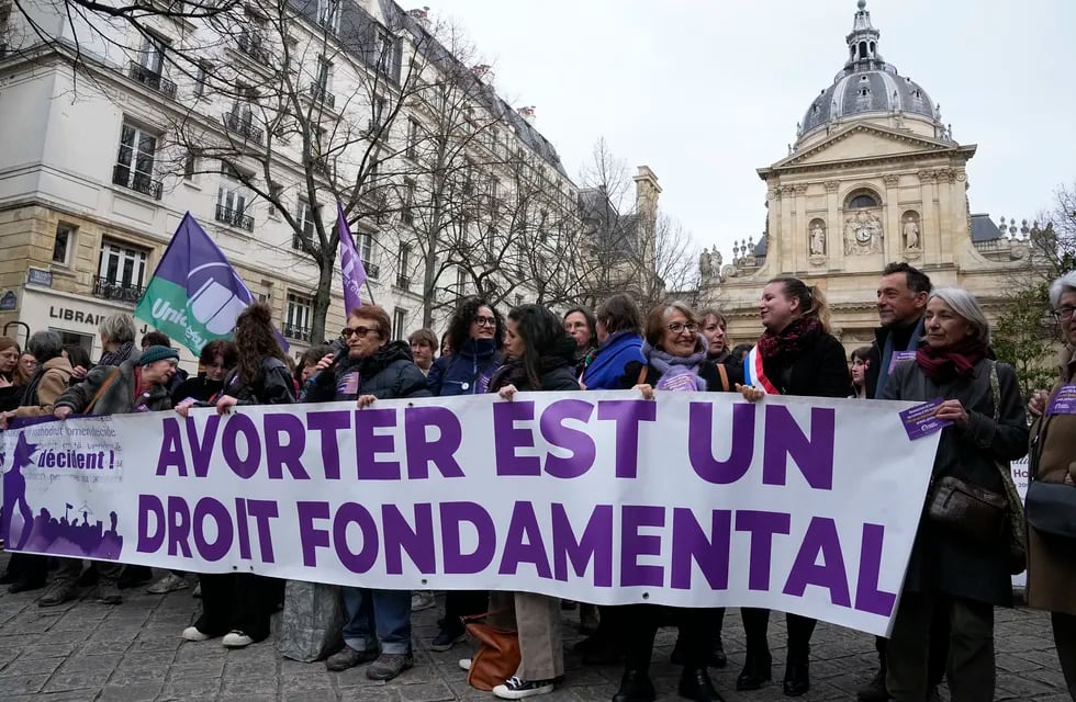 Defensores del derecho al aborto en París (AP Foto/Michel Euler)