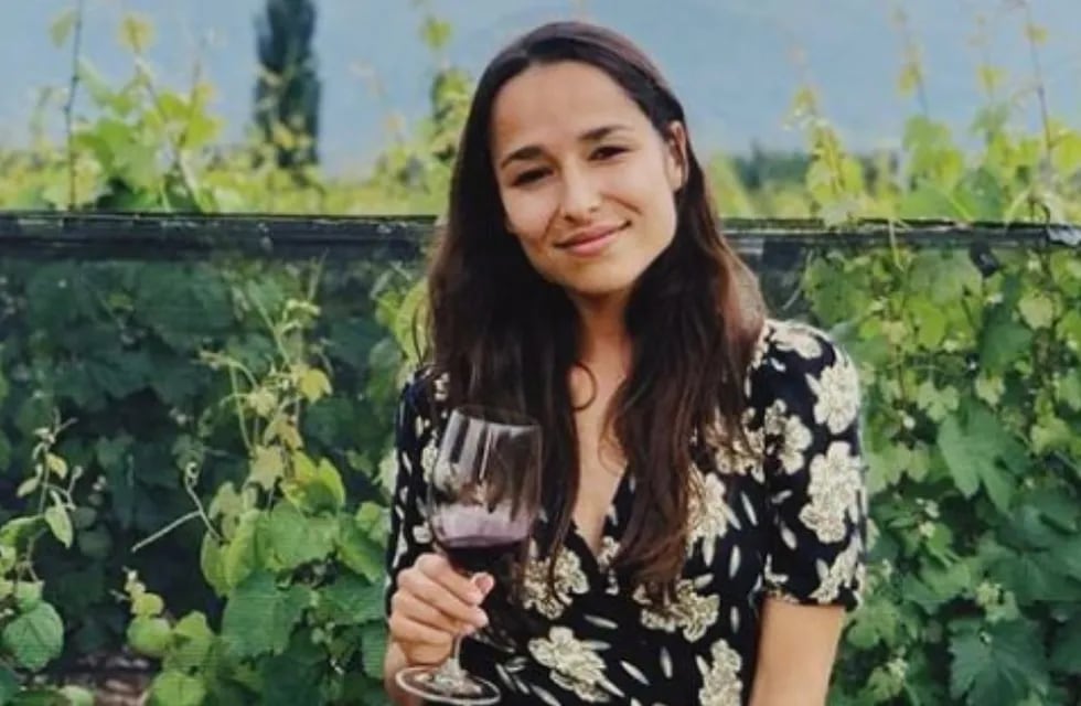 Flor, la “winefluencer” mendocina que hace que el mundo del vino y de las bodegas estén al alcance de todos. Foto: Instagram @dibaflor