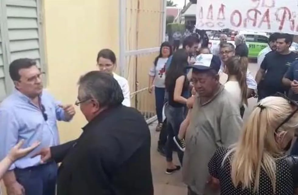 Vecinos cruzaron a los ediles por la suspensión del Intendente de Paso de la Patria. (Foto: Radio Dos)