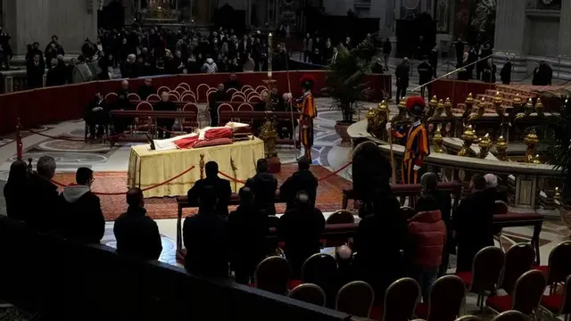 Comenzaron el funeral del Benedicto XVI con una masiva presencia de fieles.