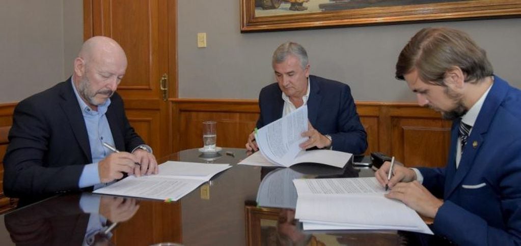 Blanco,Morales y Lello Ivasevich, al momento de firmar el acauerdo de acogimiento a la ley provincial de inversiones y empleo.