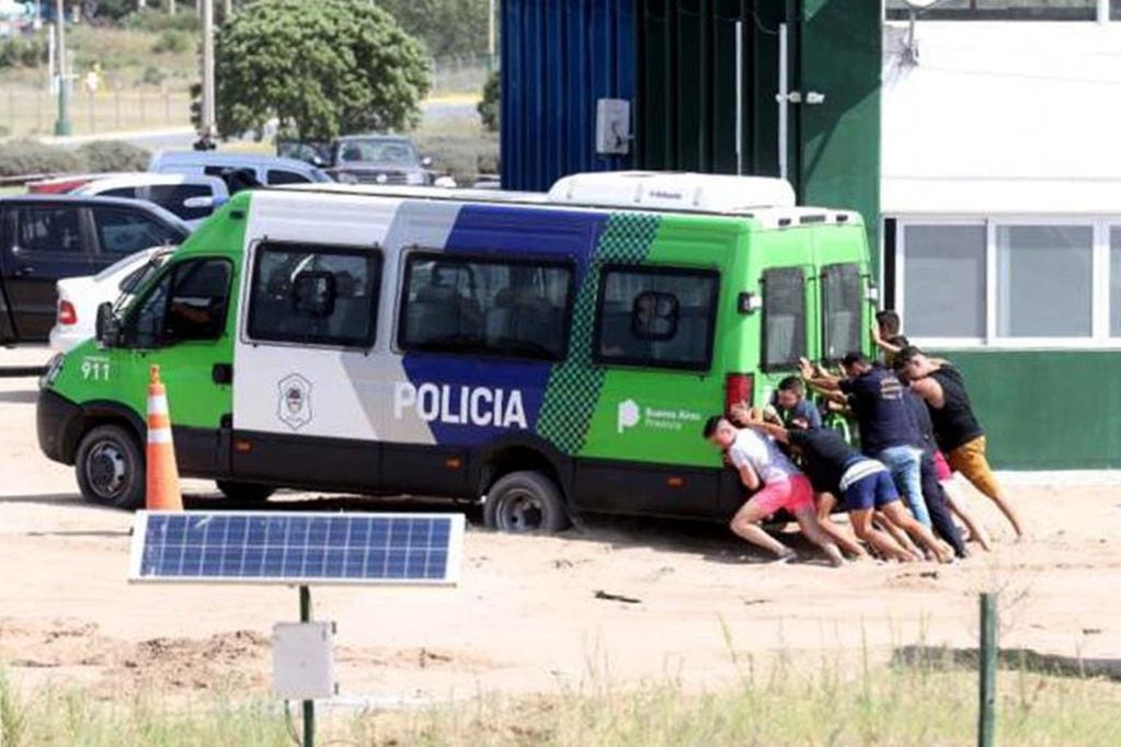 Los extras empujando el camión policial. (crédito: Hernán Zenteno).