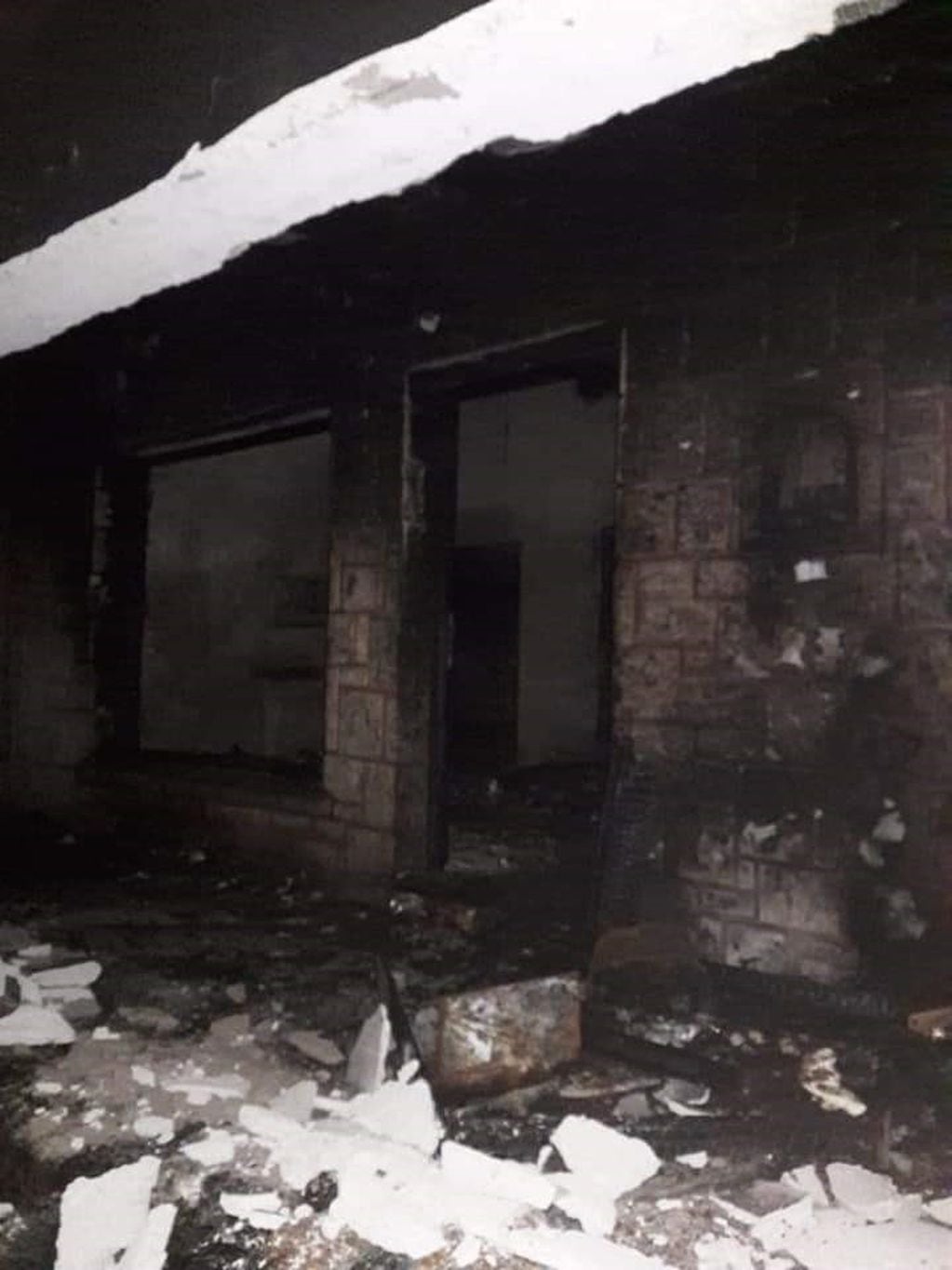 Casa consumida por el fuego en Carlos Paz. (Foto: Next Noticias).