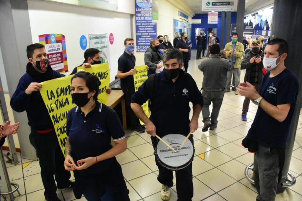 Fuerte protesta de trabajadores de Carrefour en Rosario (AEC)