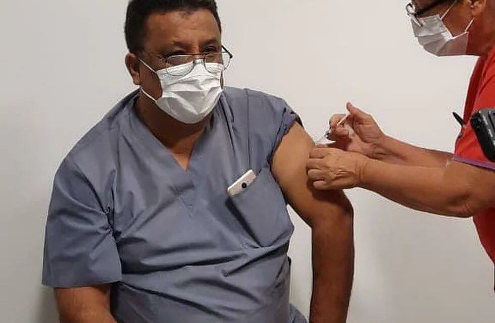 Eldorado: Roberto Velázquez  jefe de Terapia fue el primero en colocarse la vacuna contra el Coronavirus