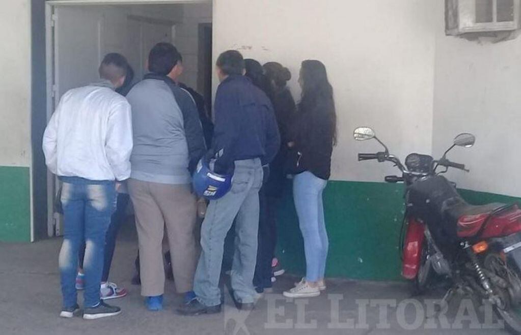 Los familiares de Ramón Mancedo aguardan por un nuevo parte médico. (Foto: El Litoral)