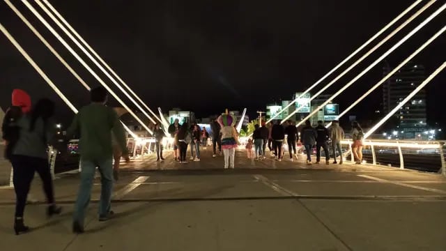 Puente peatonal "Centenario" en Villa Carlos Paz. Noche de enero 2021.