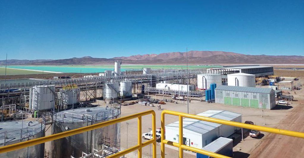 La construcción de la planta del proyecto de litio Cauchari-Olaroz demandó una inversión de US$ 979 millones y actualmente emplea a 2.100 trabajadores, entre puestos directos e indirectos, en Jujuy.