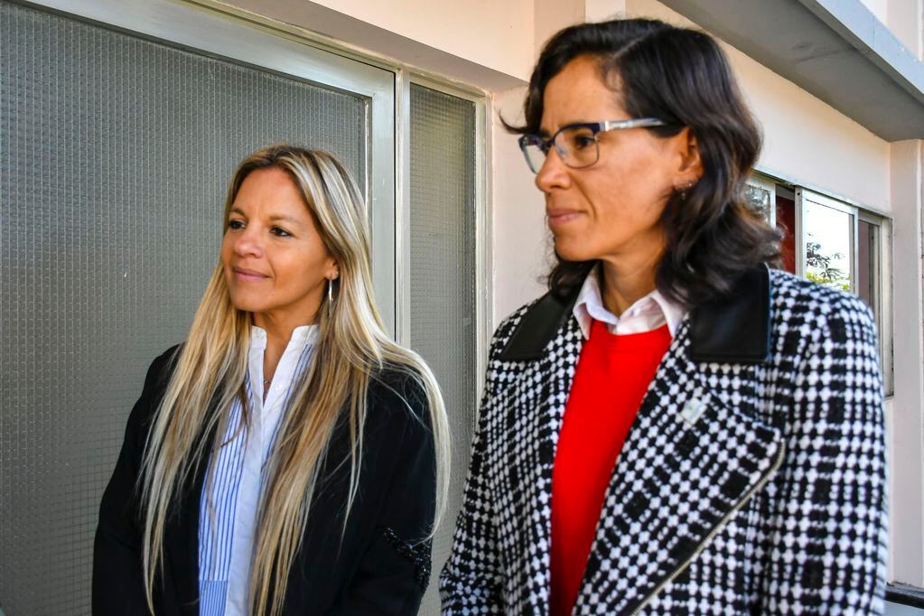 Romina Sánchez (izq.) y Agustina Apaza, las funcionarias de Hacienda municipal que concurrieron al Concejo Deliberante.