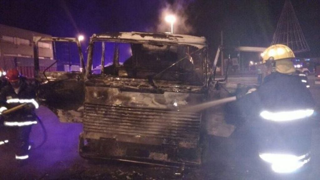 El camión fue incendiado tras el siniestro en San Lorenzo.