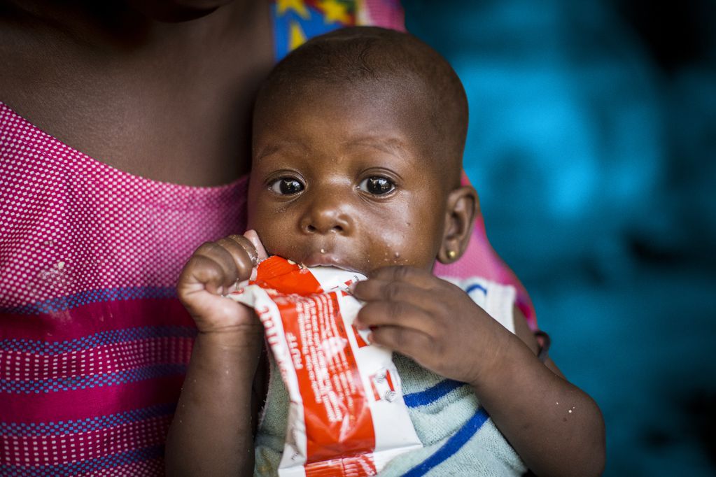 Aissata Kanitao, de seis meses de edad, se alimenta con RUTF en su casa en Mopti, Mali. Este producto viene en sobres individuales y puede conservarse en zonas donde no existe refrigeración o agua potable.