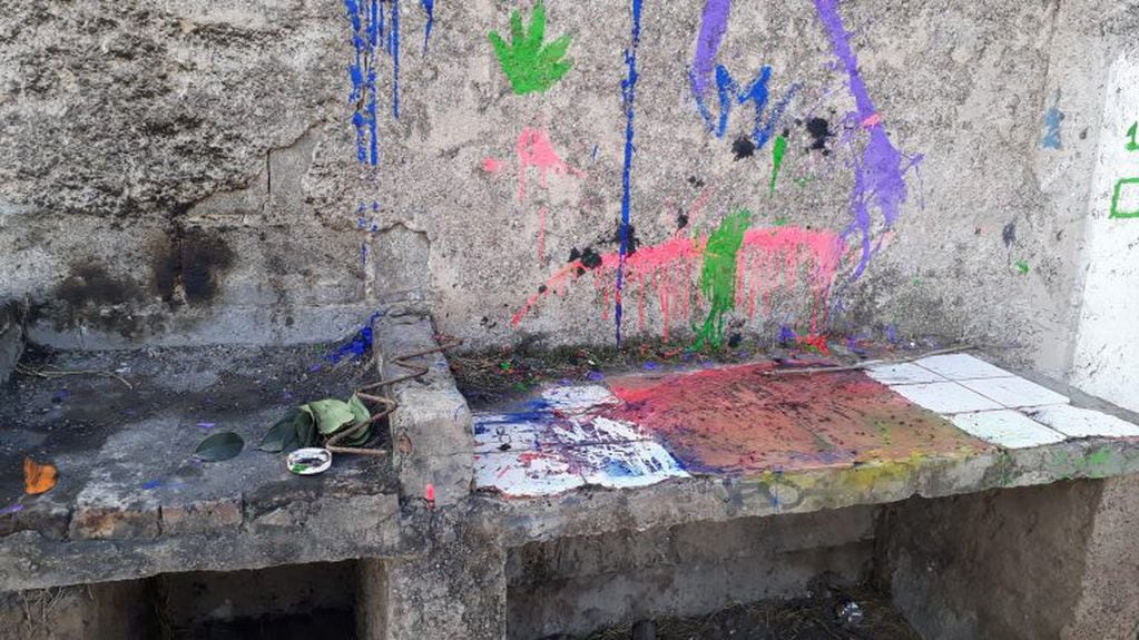 El vandalismo quedó puesto de manifiesto también en el exterior del humilde salón, con pintadas hechas con las témperas de los niños.