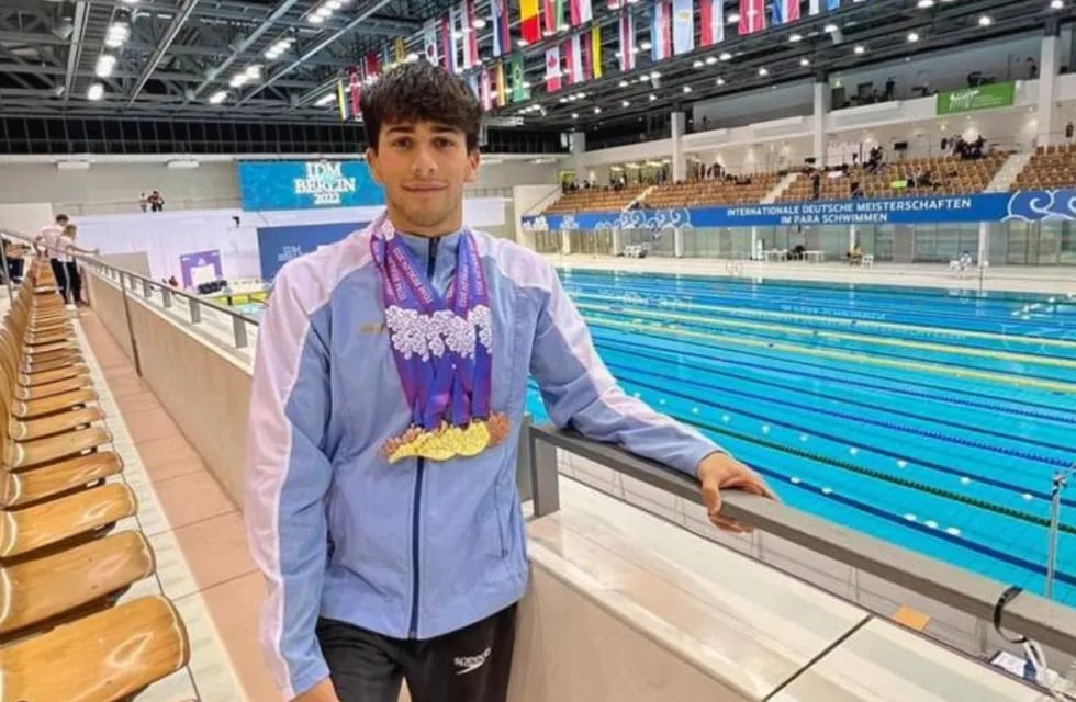 El joven neuquino que sufrió una enfermedad cuando era chico y ahora es campeón mundial de natación.