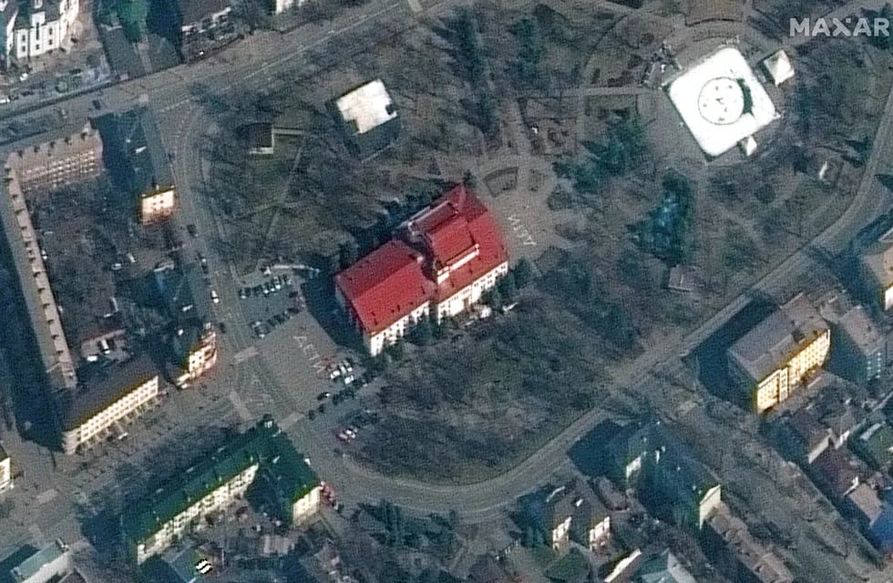 Una imagen satelital muestra la palabra "niños" escrita en las afueras para indicar que se encontraban civiles en esa institución (AP).