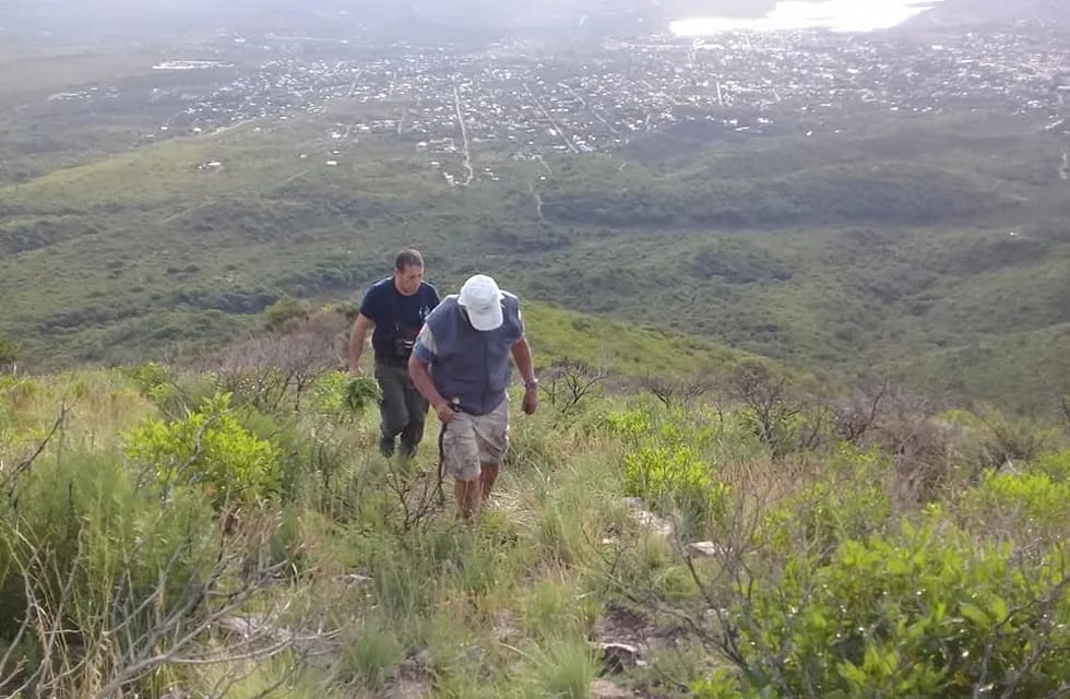 Rescate en cerro Las Gemelas, en Capilla del Monte, el pasado 3 de abril. (Foto: Facebook / Bomberos Capilla del Monte Oficial).