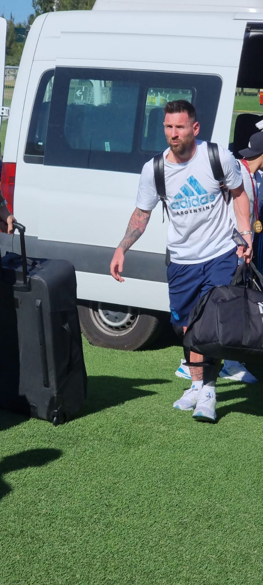Lionel Messi y Ángel Di María ya están en camino a la ciudad.