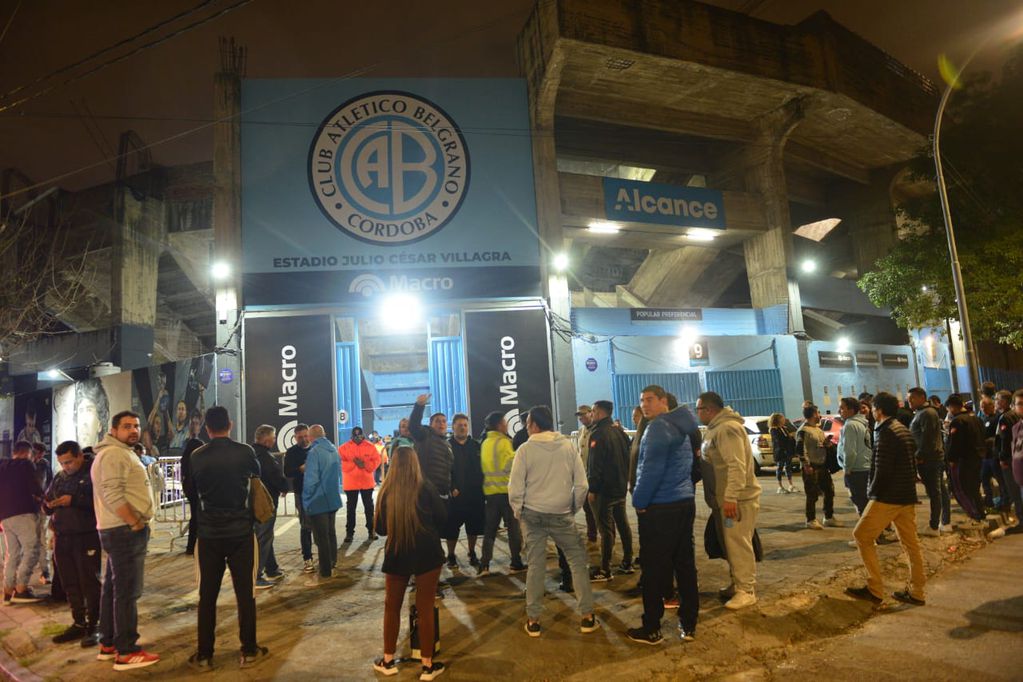 Socias y socios de Belgrano en uno de los accesos del estadio Gigante de Alberdi para la Asamblea en la que se extenderá el mandato de Luis Fabián Artime como presidente. (Javier Ferreyra / La Voz)