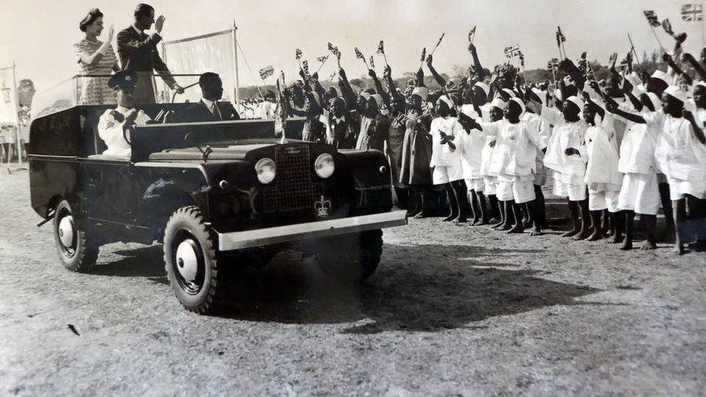 Land Rover también era la marca que usaba la pareja real en sus viajes por el mundo. Así sucedió en Nigeria, en 1956. - Foto: GETTY IMAGES