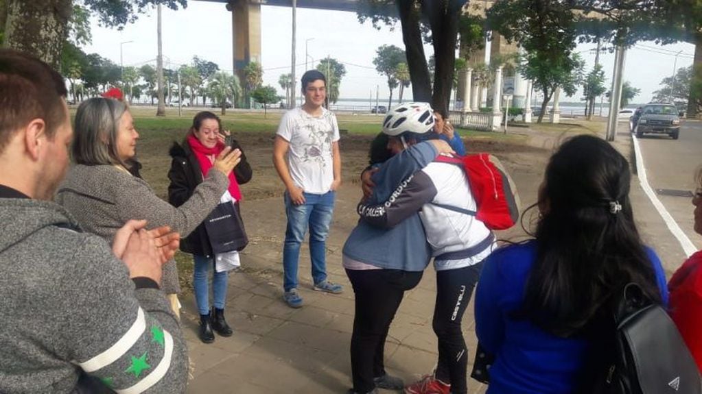 Pasó por Corrientes el hombre que recorre el país en bicicleta por la fibrosis quística