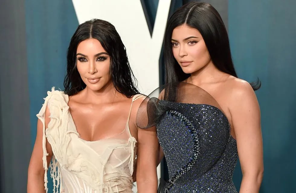 En menos de 48 horas, Kim Kardashian y Kylie Jenner hicieron temblar Instagram con sus microbikinis.