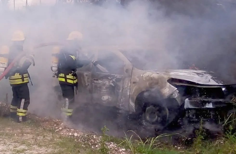 Incendio. El vehículo quedó destruido. (Bomberos)