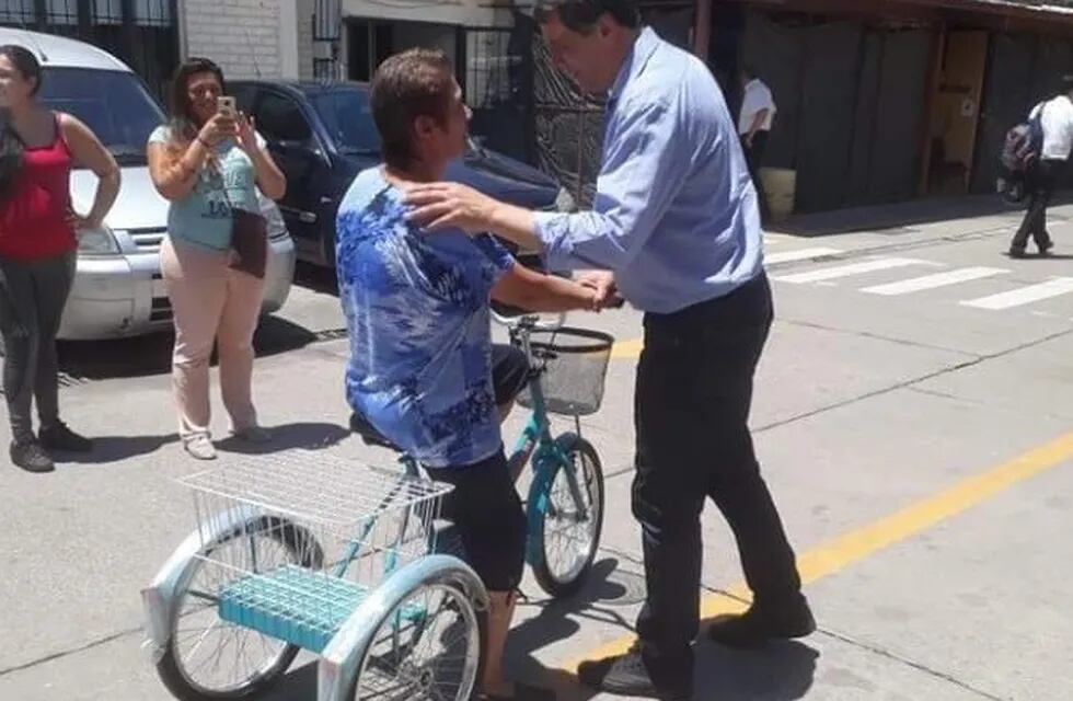El intendente de Las Heras, Daniel Orozco le entrega la nueva bicicleta a Miryam Argone.