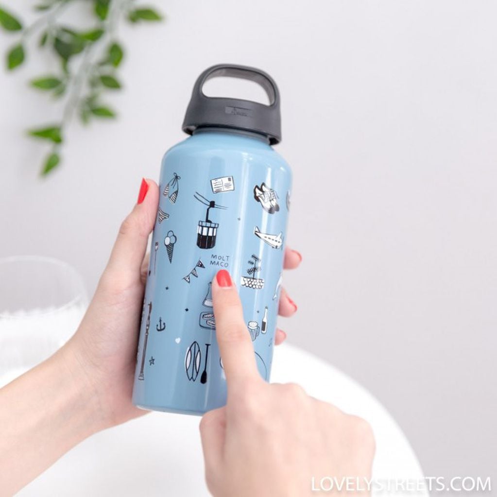 Los expertos recomiendan usar un envase marcado como "libre de BPA" o hecho con polietileno reutilizable, polipropileno, acero inoxidable o botellas de agua de aluminio revestidas.