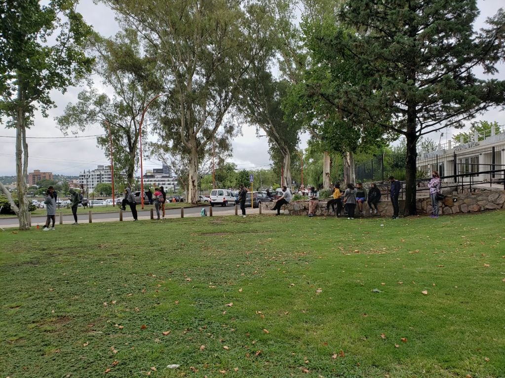 Larga fila para realizar el testeo Covid-19 en los Jardines Municipales de Carlos Paz.