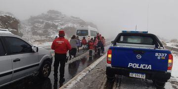 La Policía, con el grupo especial Duar rescató en las Altas Cumbres a un grupo de estudiantes y un contingente de adultos mayores. (Policía de Córdoba)