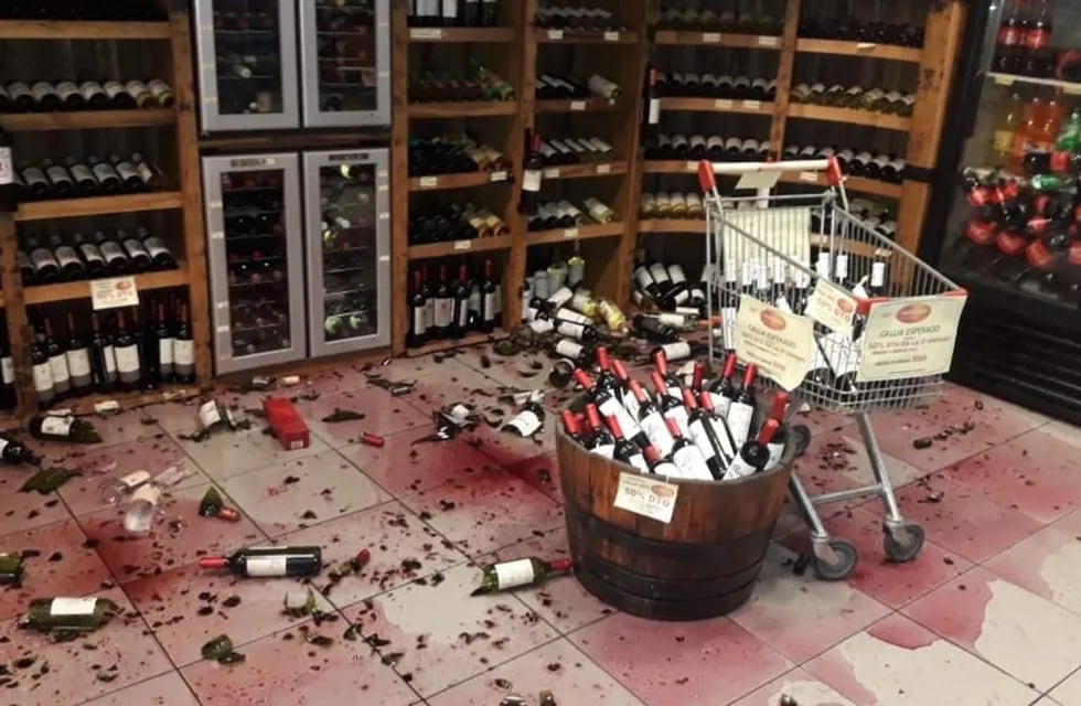 Una importante cantidad de botellas se cayeron al piso y se rompieron por el sismo. DIario Huarpe