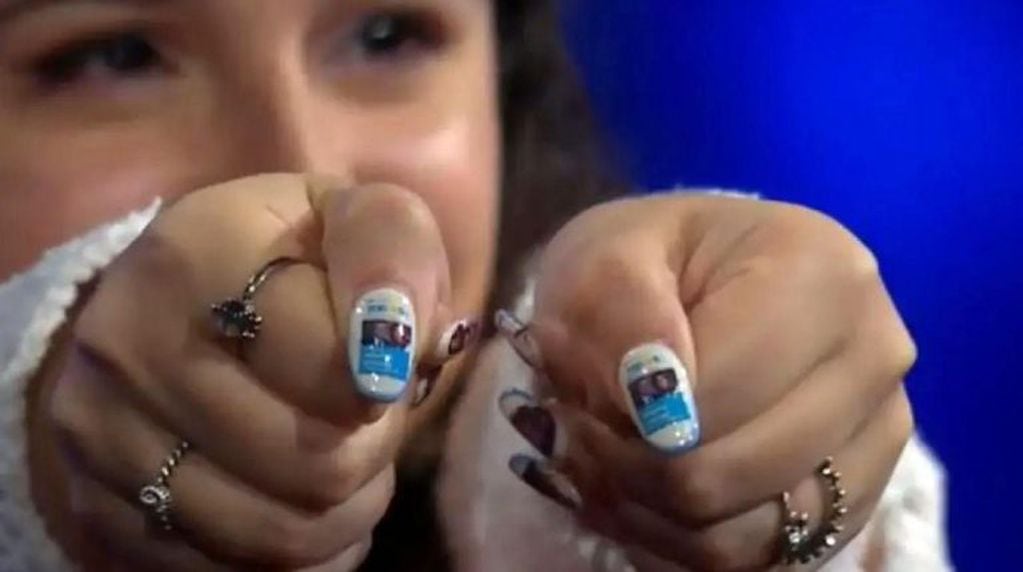 Ofelia Fernández se autodescribió como una "loca desquiciada" por tener las uñas pintas con la cara de Cristina Kirchner