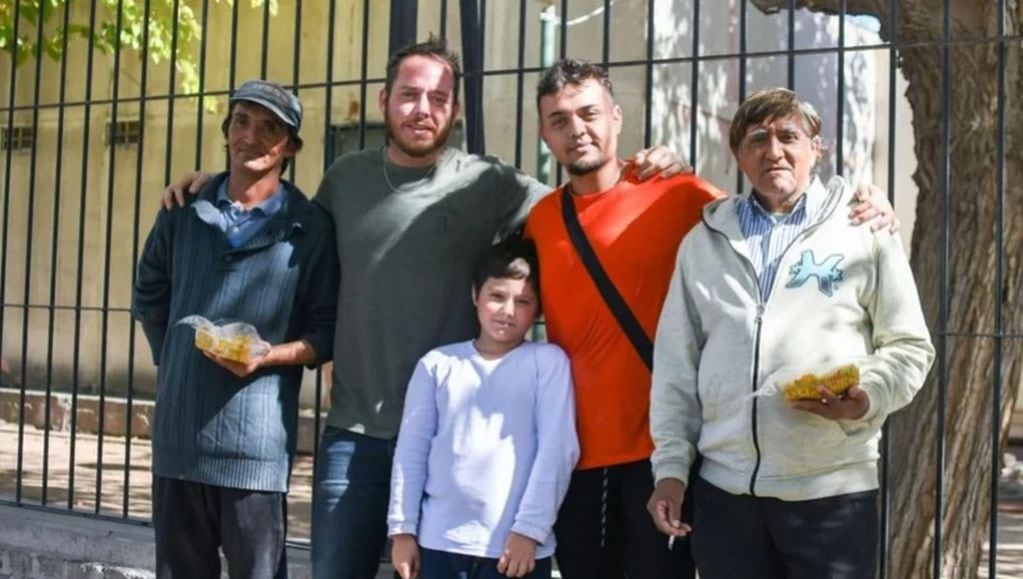 Gonzalo y Rodrigo hicieron 50 porciones de comida para personas en situación de calle.