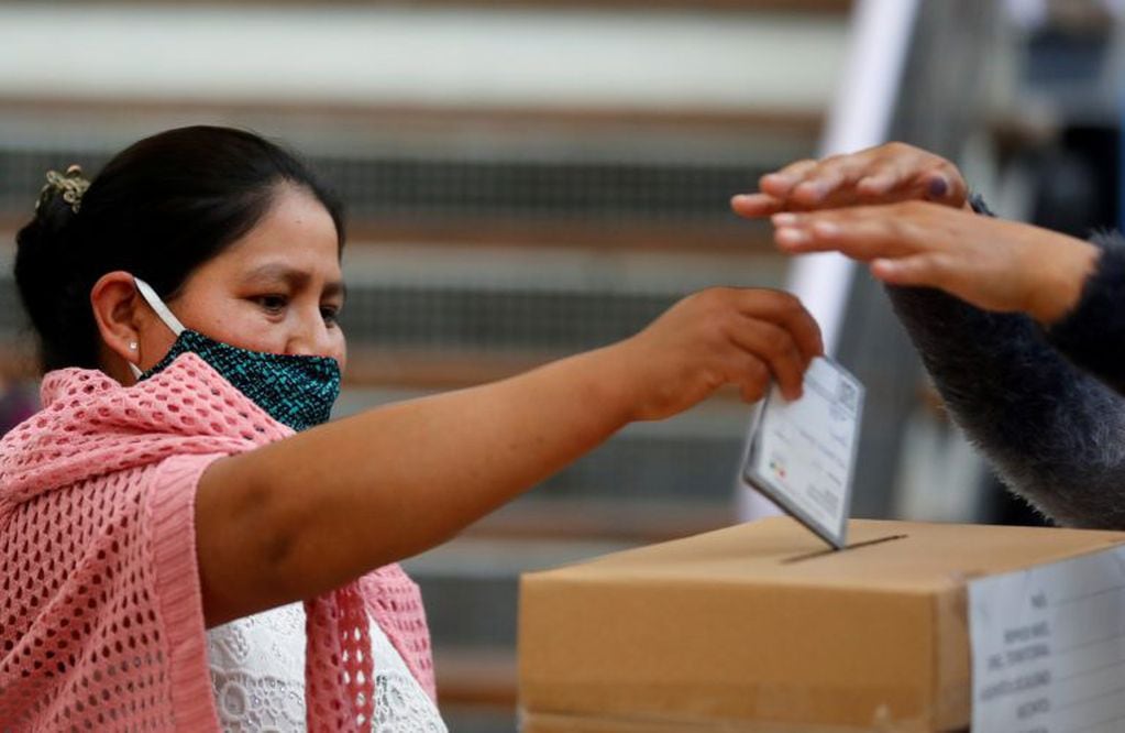 A Bolivian resident living in Argentina casts her vote at a public school in Bolivia's presidential election, as the spread of the coronavirus disease (COVID-19) continues, in Buenos Aires, Argentina October 18, 2020. REUTERS/Agustin Marcarian