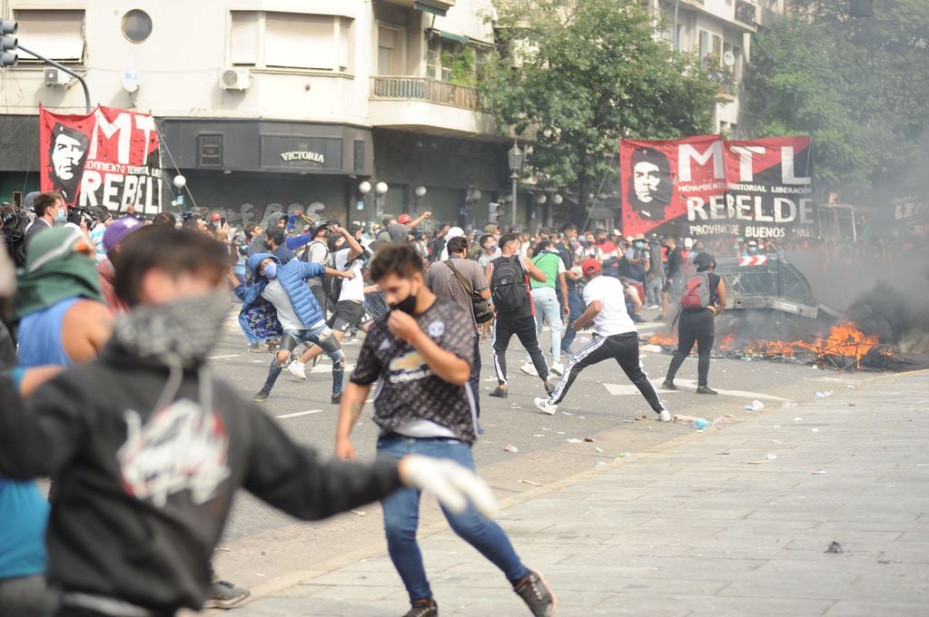 Enfrentamientos entre policías y manifestantes frente al Congreso por el acuerdo con el FMI