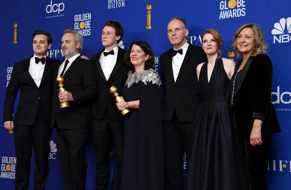 Beverly Hills (United States), 06/01/2020.- (L-R) Dean-Charles Chapman, Sam Mendes holding the award for Best Director - Motion Picture '1917', George MacKay, Pippa Harris holding the Best Motion Picture - Drama award for Mendes' movie '1917', Callum McDougall, Krysty Wilson-Cairns and Jayne-Ann Tenggre pose in the press room during the 77th annual Golden Globe Awards ceremony at the Beverly Hilton Hotel, in Beverly Hills, California, USA, 05 January 2020. (Estados Unidos) EFE/EPA/CHRISTIAN MONTERROSA