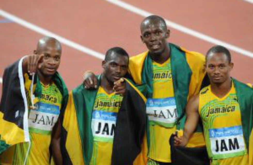 De izquierda a derecha, Asafa Powell, Nesta Carter, Usain Bolt y Michael Frater. El cuarteto ganador de la posta 4x100 en Pekín 2008.nAFP PHOTO / WILLIAM WEST