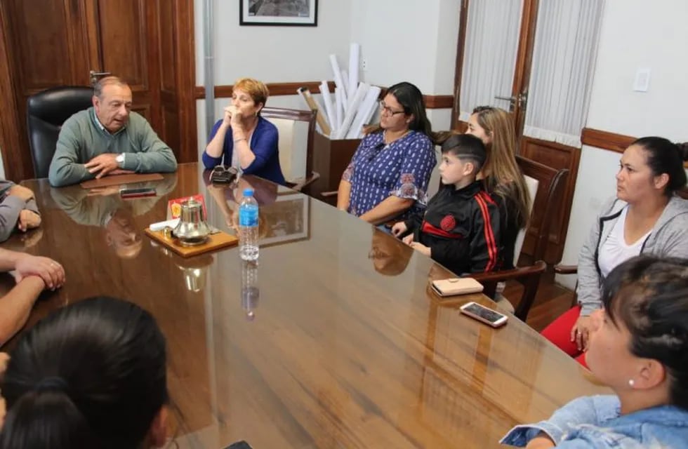 Madres de la Escuela Nº 5 se reunieron con el Intendente Sánchez (prensa)