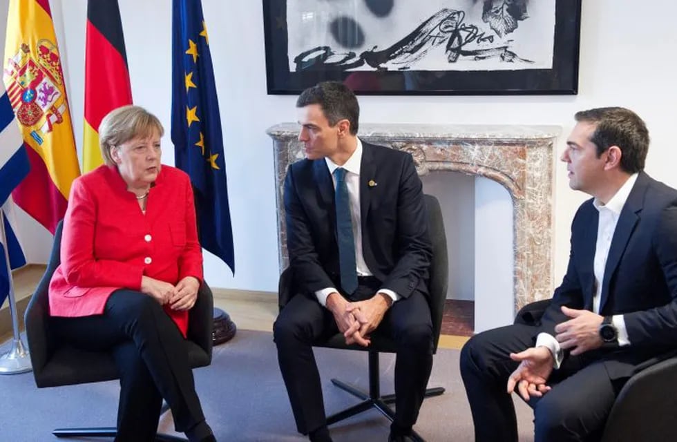 El presidente del Gobierno español, Pedro Sánchez, en reunión con la canciller alemana, Angela Merkel, y el primer ministro griego, Alexis Tsipras. (Web)