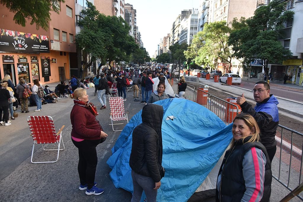 Acampe del Polo Obrero acampa por 48 horas en el centro de Córdoba en Calle Chacabuco. Foto Facundo Luque / la Voz