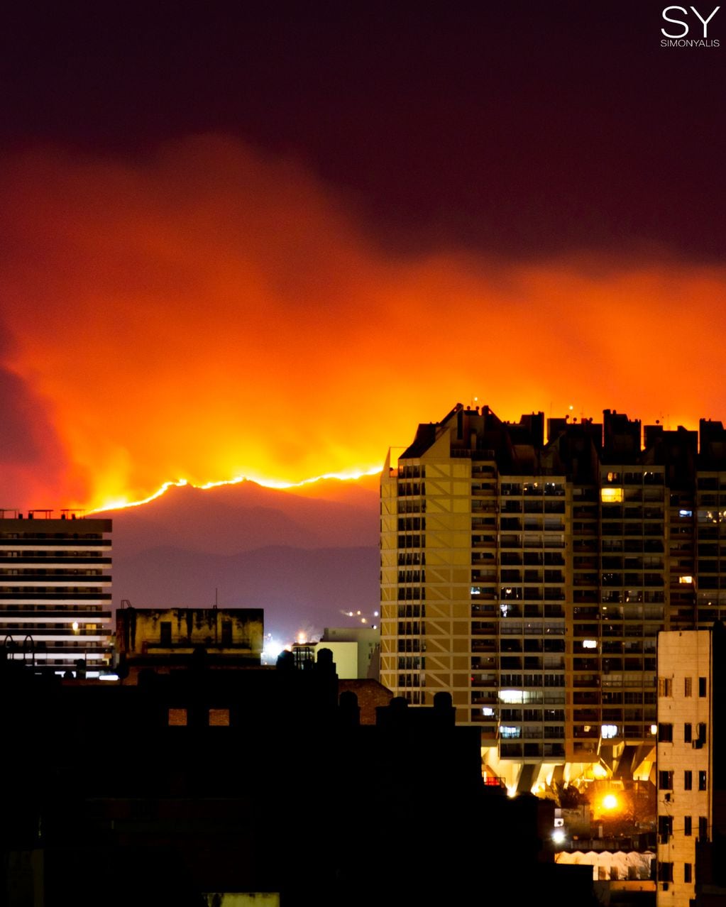 Incendio en las Sierras, captados desde Nueva Córdoba.